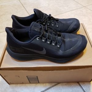 7.5 Nike water resistant sneakers